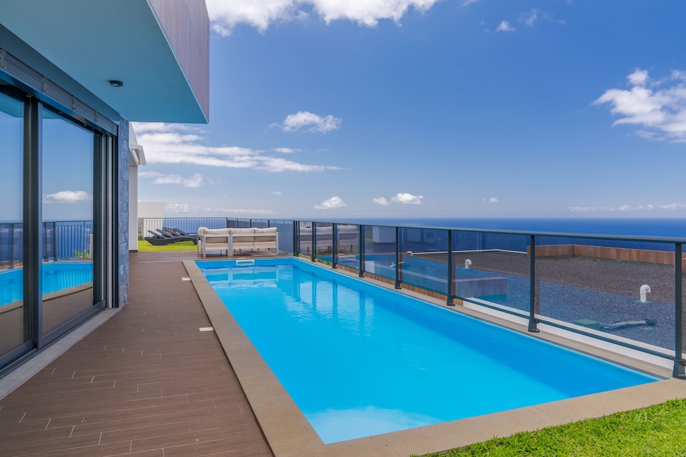 Casa Mozart I — 4-Star Luxury Hotel in Estreito Da Calheta, Portugal