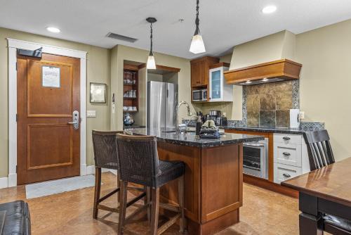 Sophisticated Mountain Condo Pool & Hot Tub — 4-Star Luxury Hotel in Canmore, Canada
