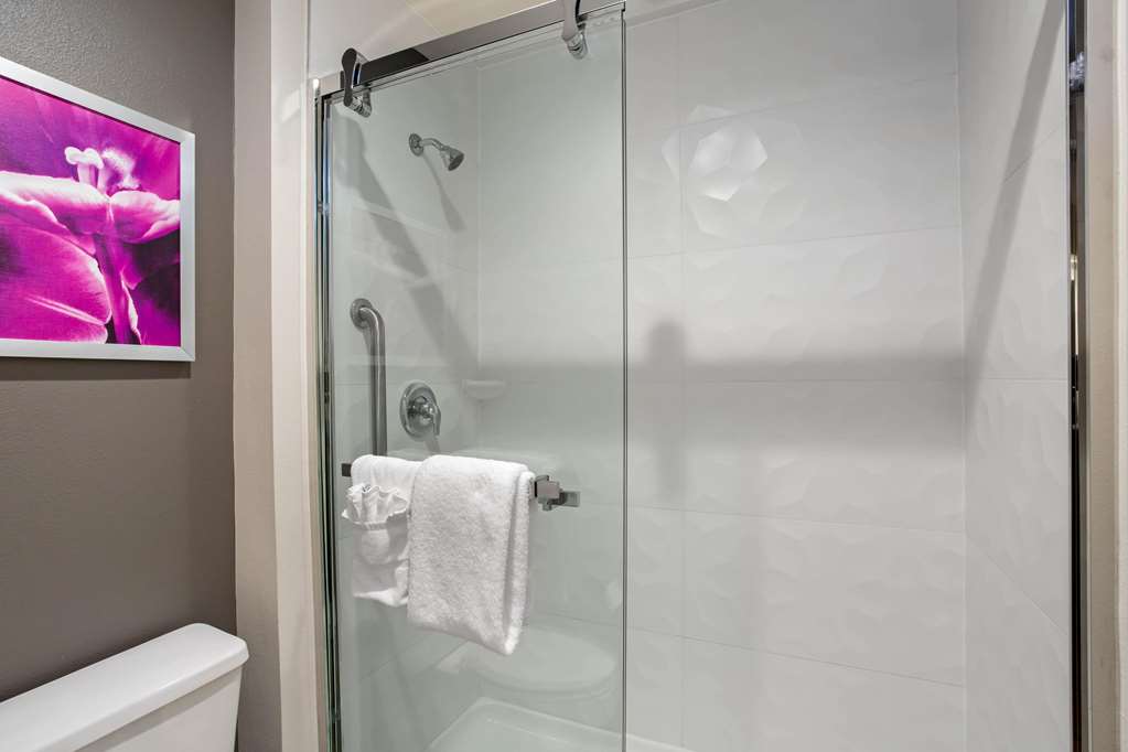 La Quinta Inn & Suites by Wyndham Hartford Bradley Airport - photo 32