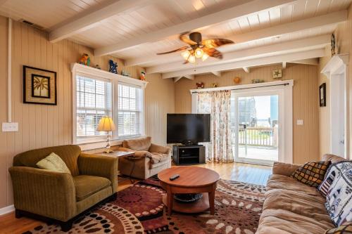 Coastal Breeze by Oak Island Accommodations - photo 5