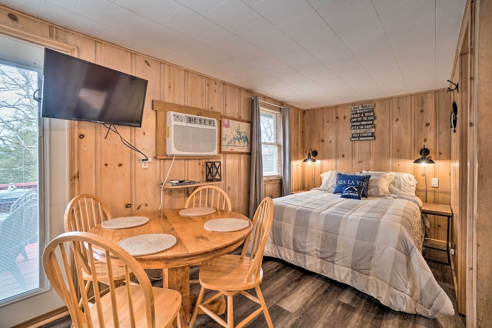Quaint Table Rock Lake Hideout with Pool Access - photo 9