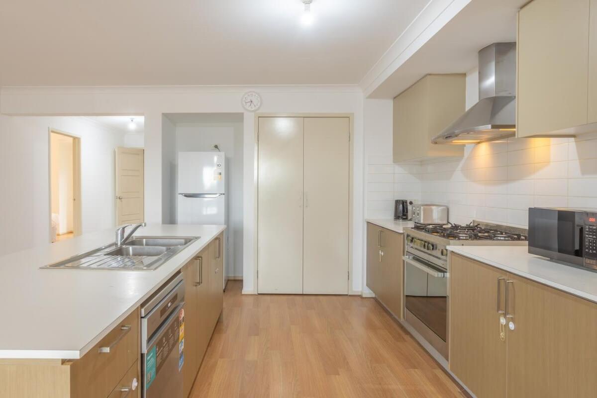 Relaxing Family Home in the Heart of Tarneit — 4-Star Luxury Hotel in Tarneit, Australia