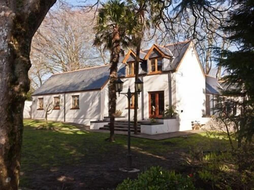 Little Red Rooster Rest and Spa in Tenby, United Kingdom