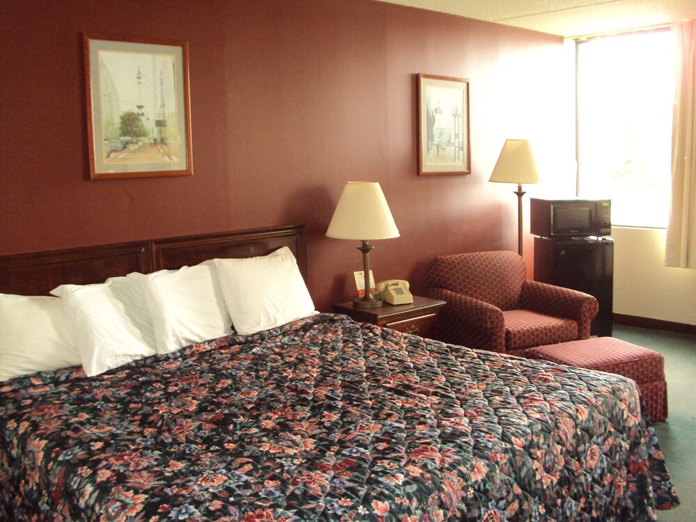 Red Carpet Inn And Fantasuite Hotel - photo 24