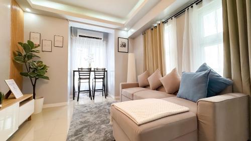 Skyline View Cylos Place Victoria Sports Tower — 4-Star Luxury Hotel in Manila, Philippines
