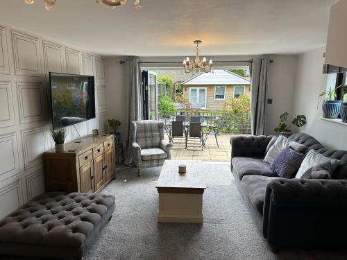 Modern 2 Bedroom House Spacious Large Garden — 4-Star Luxury Hotel in Westbury, United Kingdom