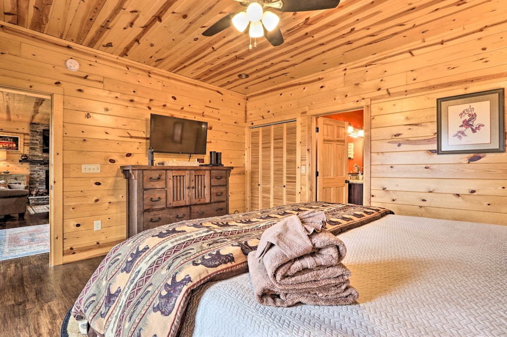Woodsy Retreat with Fire Pit And Resort Amenities - photo 21