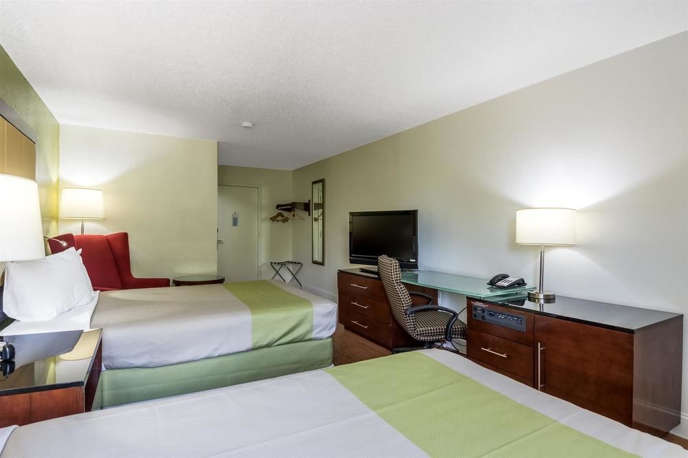 Econo Lodge Airport near Billy Graham Parkway - photo 20