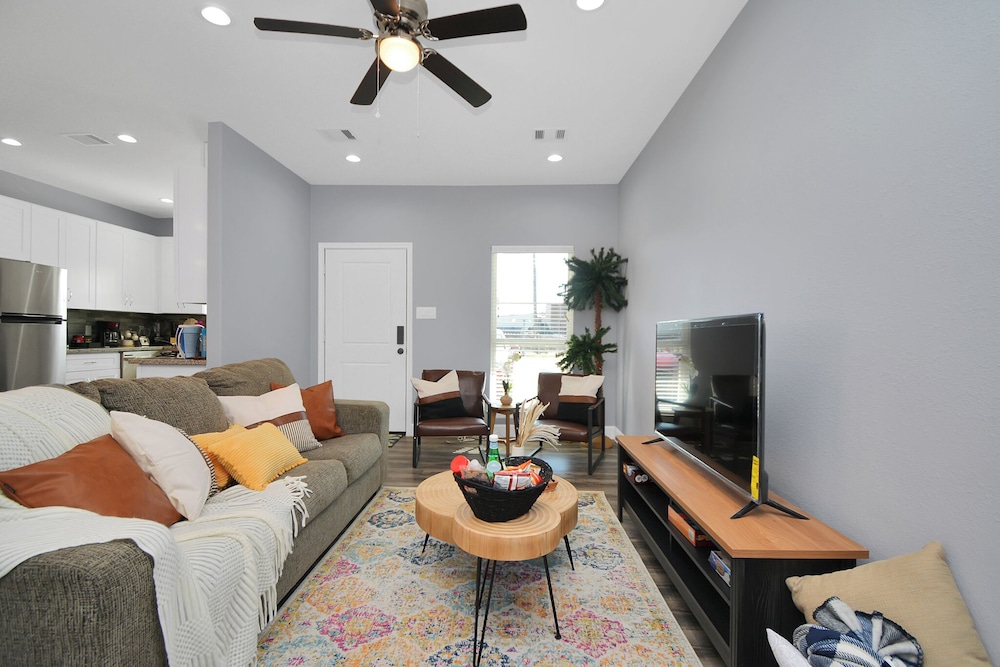 Cozy Retreat Near NRG Stadium Free parking Wi Fi — 4-Star Luxury Hotel in Houston, United States