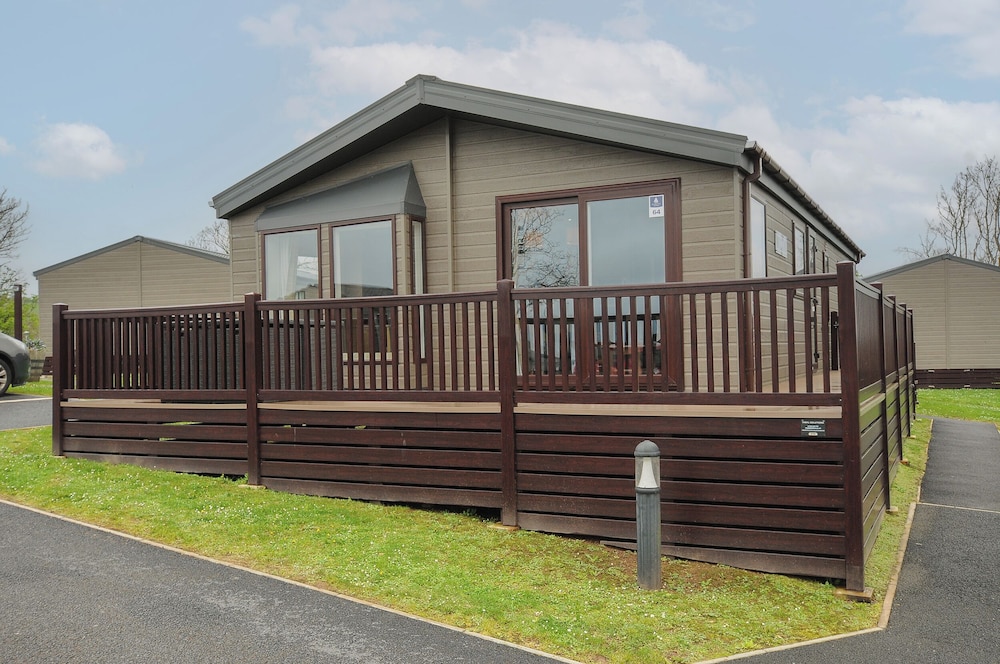 Lodge 64 at Riviera Bay Coastal Retreat — 4-Star Luxury Hotel in Brixham, United Kingdom