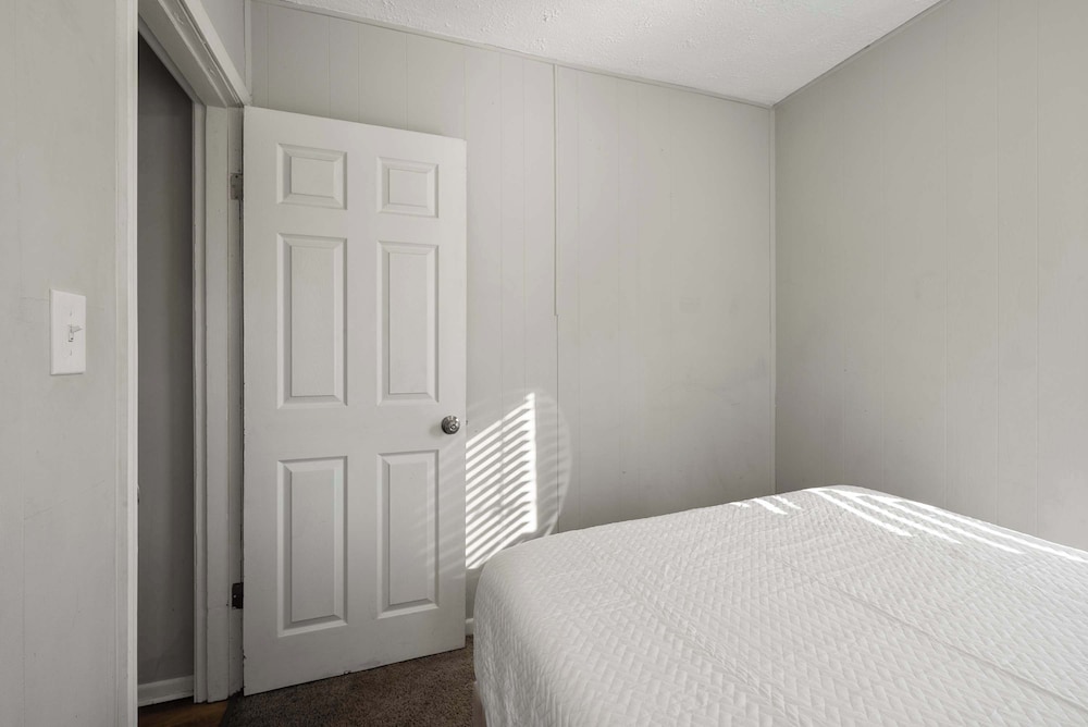 The Cozy Bellows Retreat for 4 — Columbus — photo 5