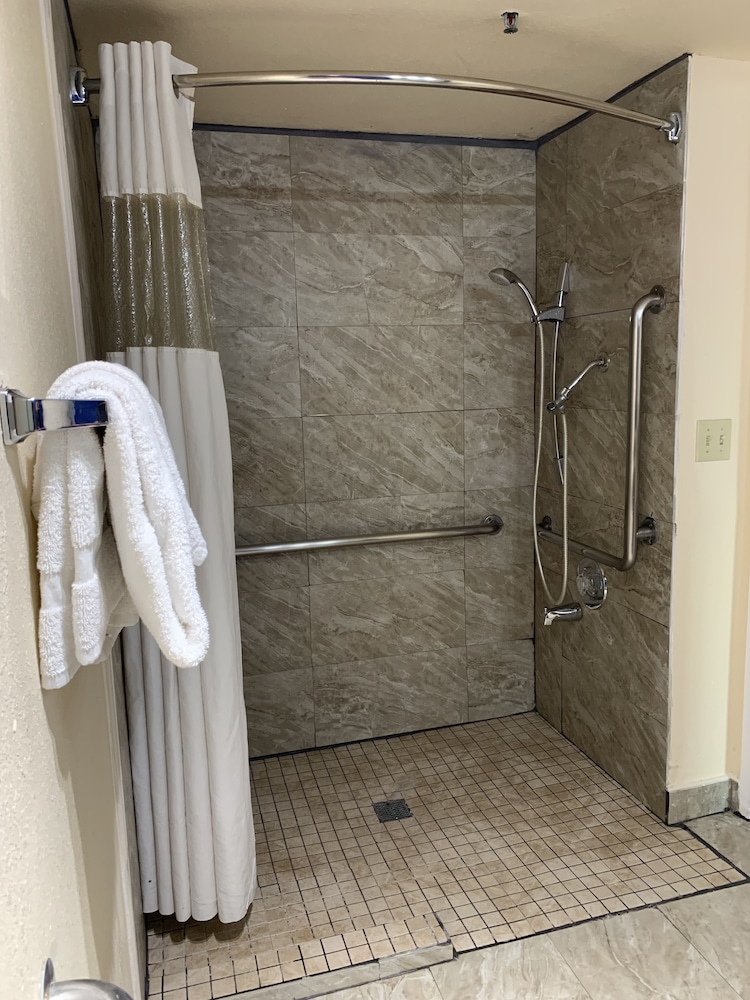 California Inn and Suites Bakersfield - photo 38