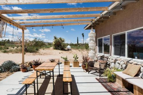Desert Home Private Oasis Outdoor Space & Hot Tub — 4-Star Luxury Hotel in Yucca Valley, United States
