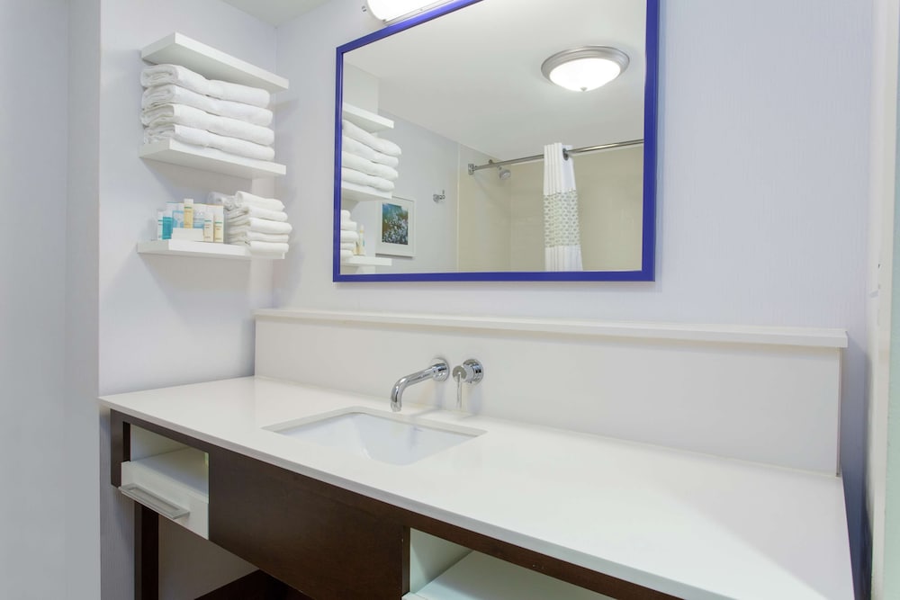 Hampton Inn & Suites Albany Airport - photo 18