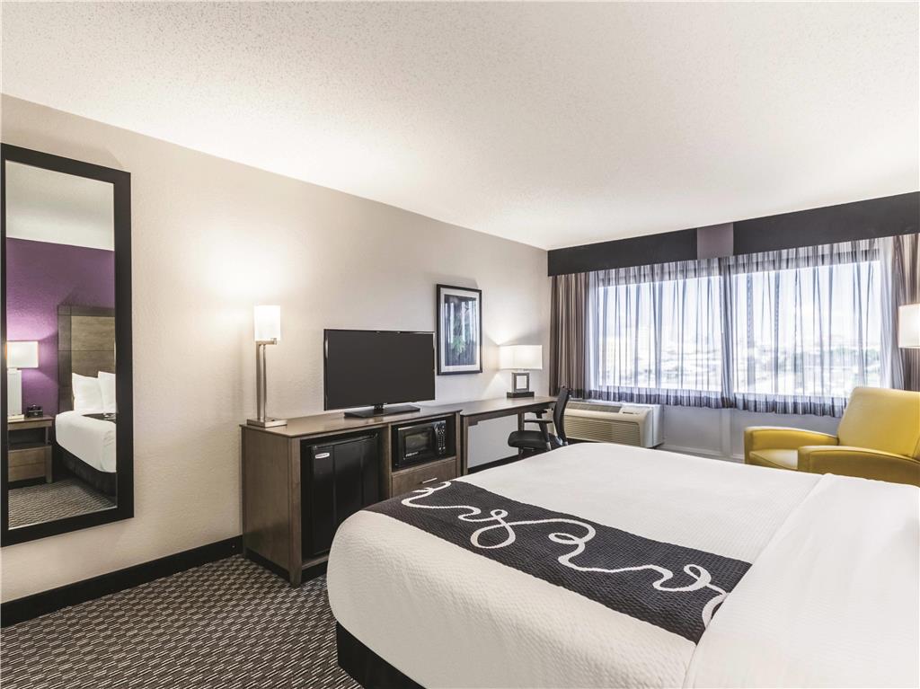 La Quinta Inn & Suites by Wyndham Virginia Beach - photo 7