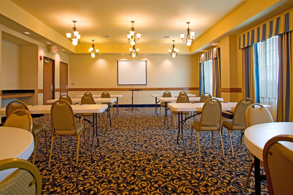 Holiday Inn Express and Suites Jourdanton Pleasant - photo 24