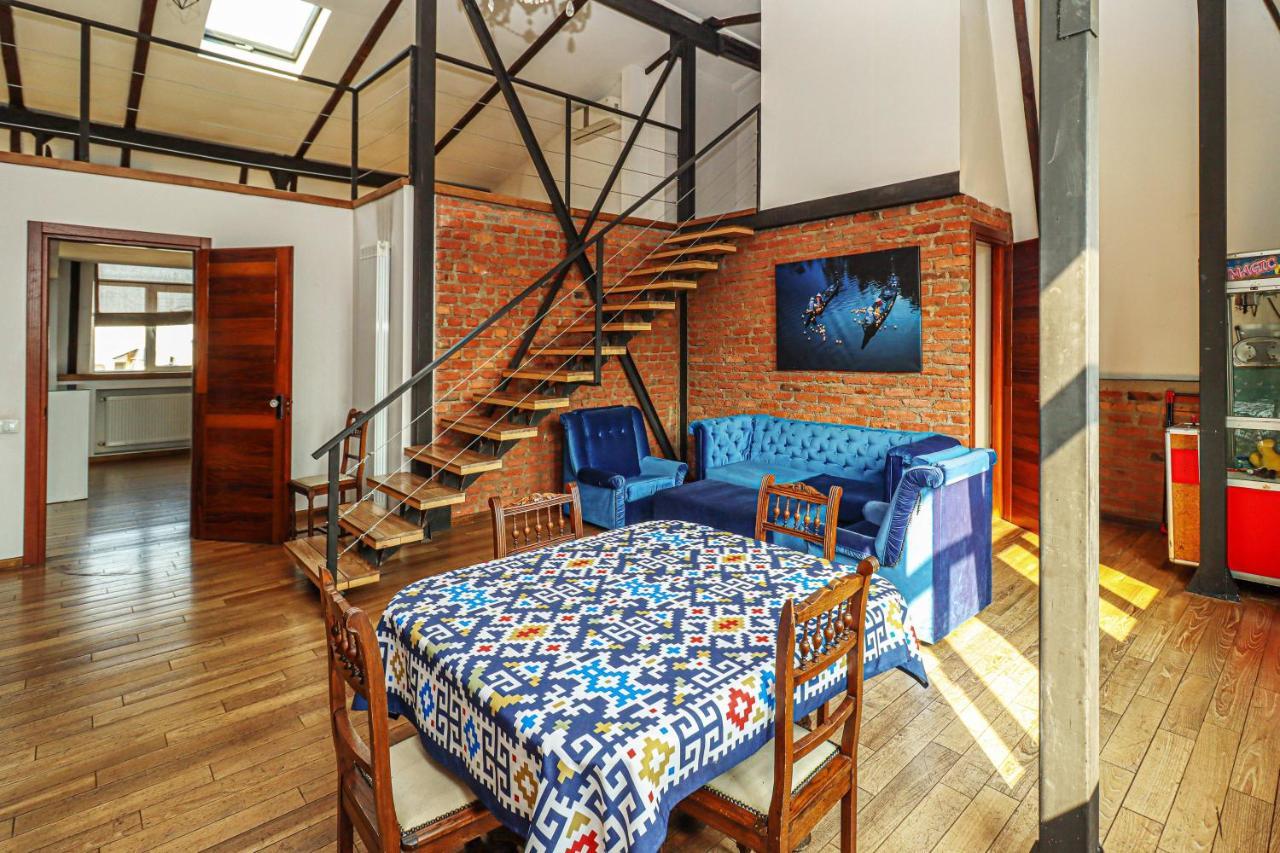 Vintage Mezzanine Apt in City Center By Wehost