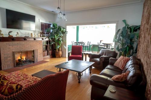 Bootlegger House Sleeps 10 20 Free TV & Parking — 4-Star Luxury Hotel in Chicago, United States