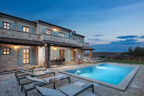 Rustic Villa Clematis with a pool in Istria — 4-Star Luxury Hotel in Sveti Lovrec Pazenaticki, Croatia