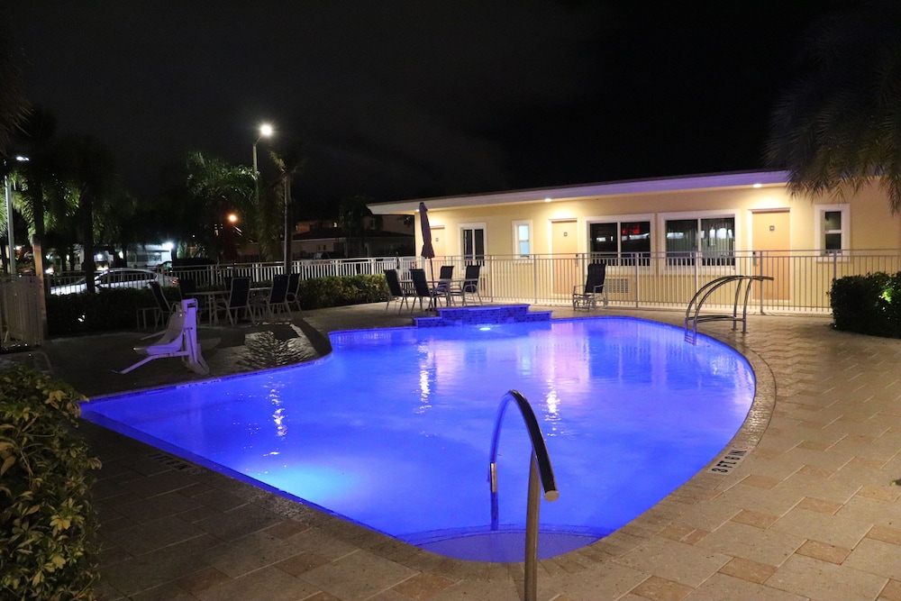 Curtis Inn & Suites - photo 35