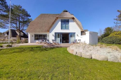 Retreat Reetdach Villa Retreat — 4-Star Luxury Hotel in Sankt Peter-Ording, Germany