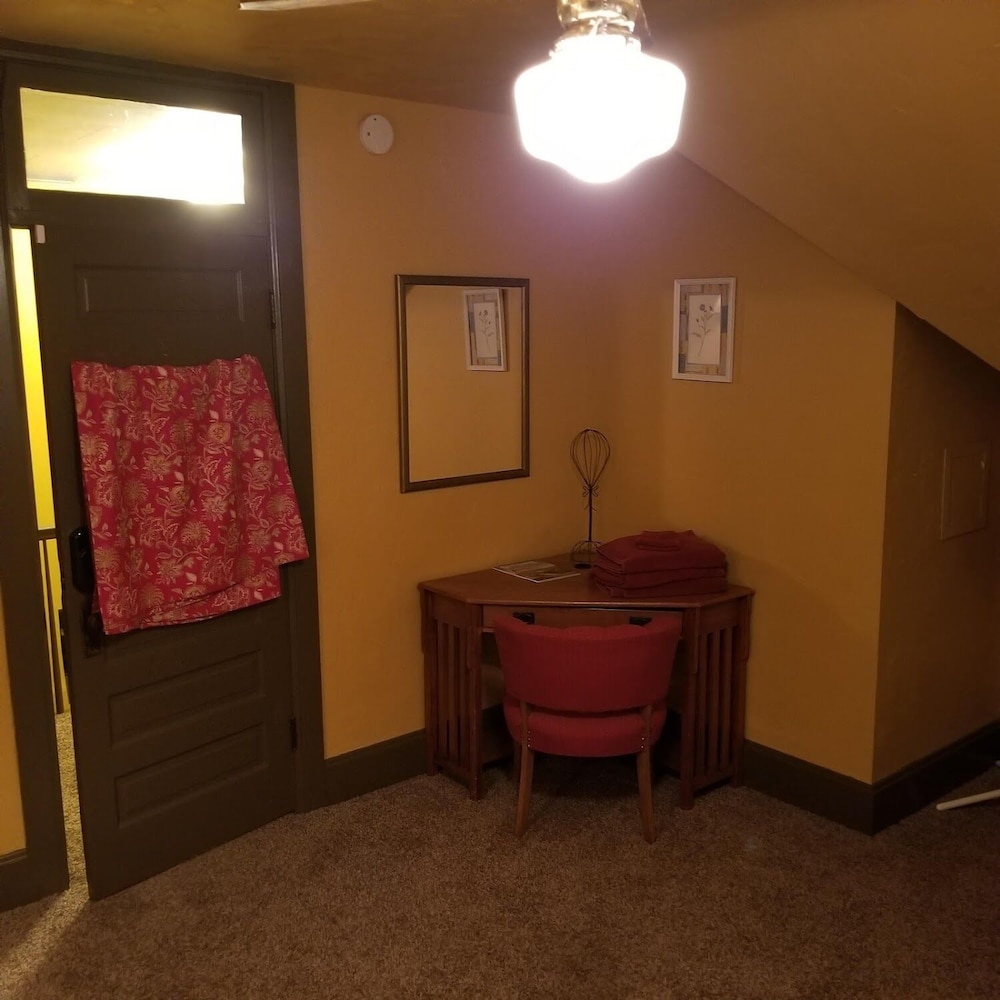 Historic Victorian Inn - photo 17