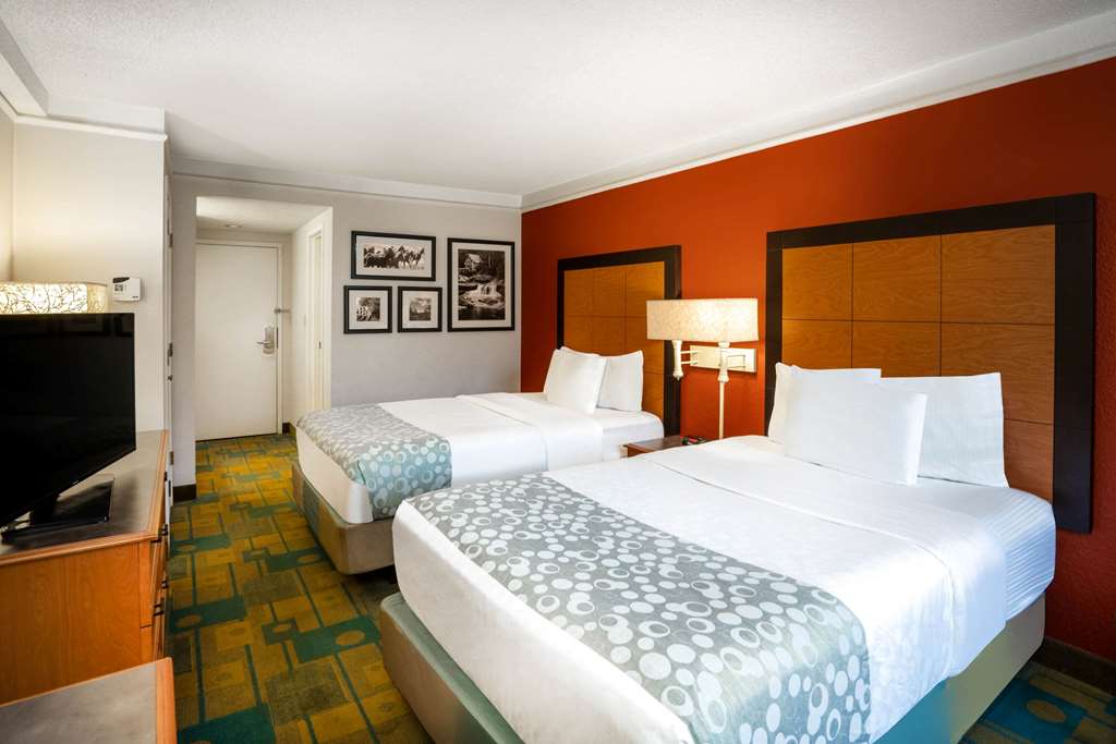 La Quinta Inn & Suites by Wyndham Nashville Airport Opryland - photo 35