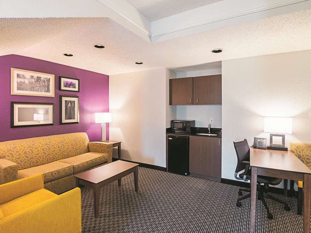 La Quinta Inn & Suites by Wyndham Fort Worth North - photo 32