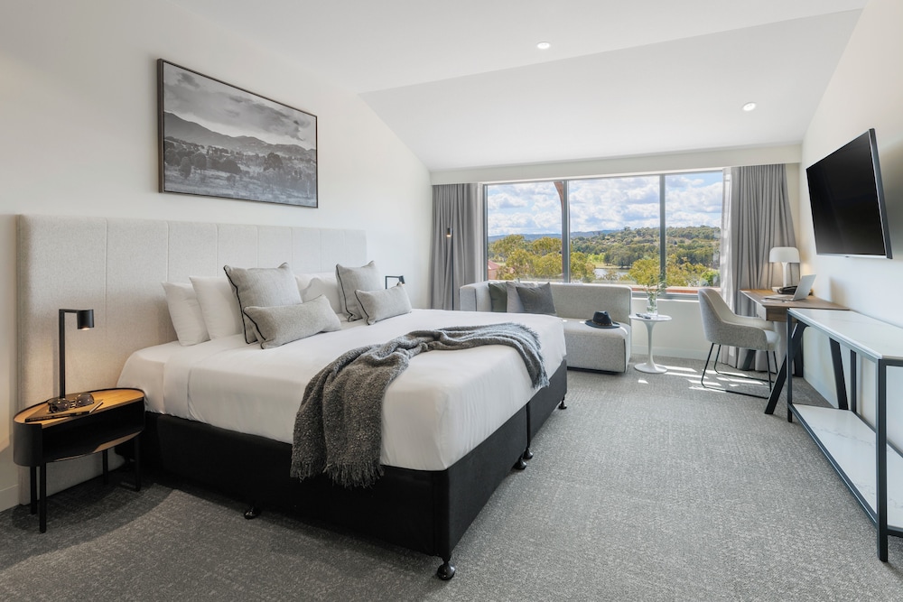 Punthill Tuggeranong — 4-Star Luxury Hotel in Greenway, Australia