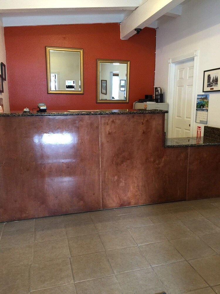 Econo Lodge - photo 6