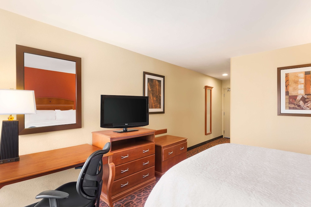Hampton Inn Wichita East - photo 10