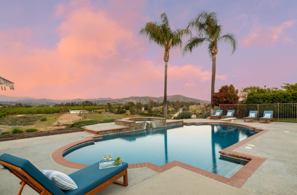 Willow by Avantstay Mountain Views See Hot Air Balloons From Pool in Temecula, United States