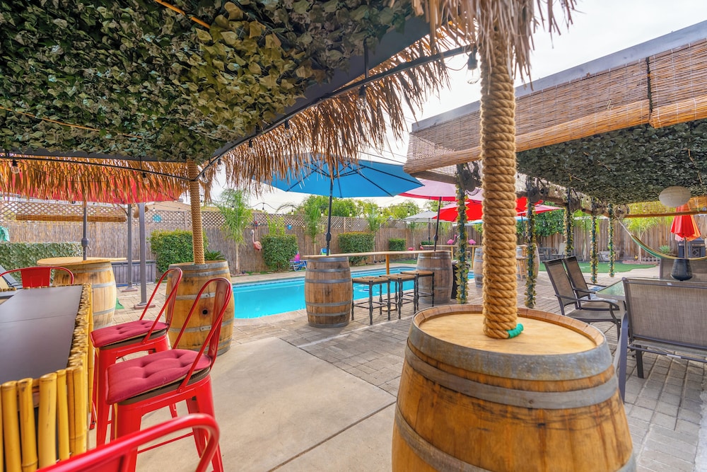 Tropical Paradise - last minute hotel in Fresno