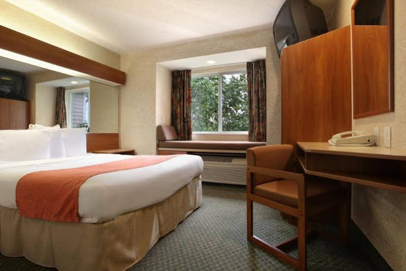 Microtel Inn & Suites by Wyndham Brunswick North - photo 11