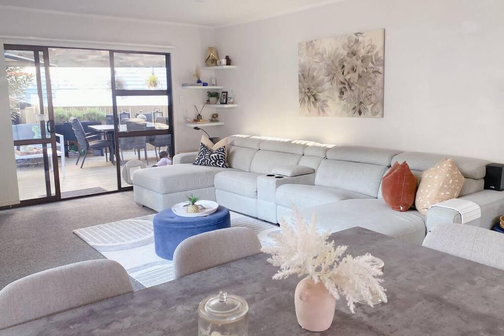 Modern three bed two and a half bath with in and outdoor flow plus study in Auckland, New Zealand