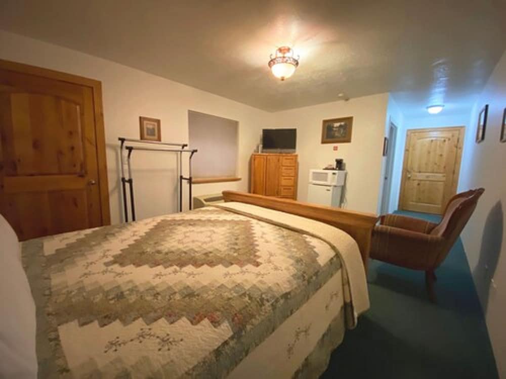 The Snuggle Inn - photo 26