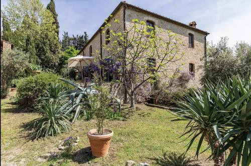 The House Tuscany And the Pool — 4-Star Luxury Hotel in Castellina In Chianti, Italy