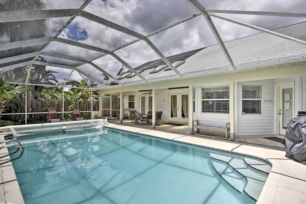 Cocoa Beach Paradise Screened Pool Patio and Games — hotel in Merritt Island