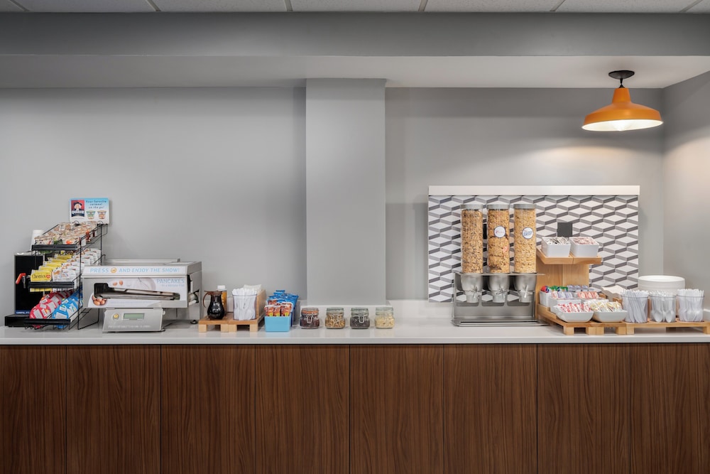 Holiday Inn Express Hotel & Suites Bentonville by IHG - photo 40