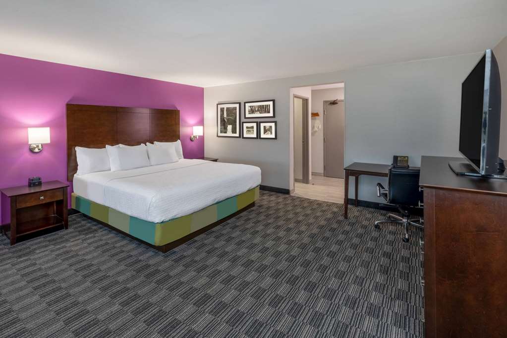 La Quinta Inn & Suites by Wyndham Houston NW Brookhollow - photo 14
