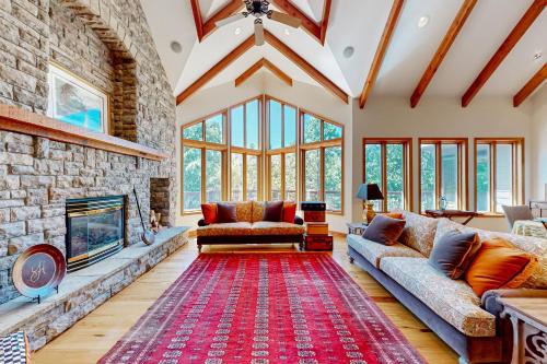 Hawk Cove Manor — 4-Star Luxury Hotel in Eureka Springs, United States
