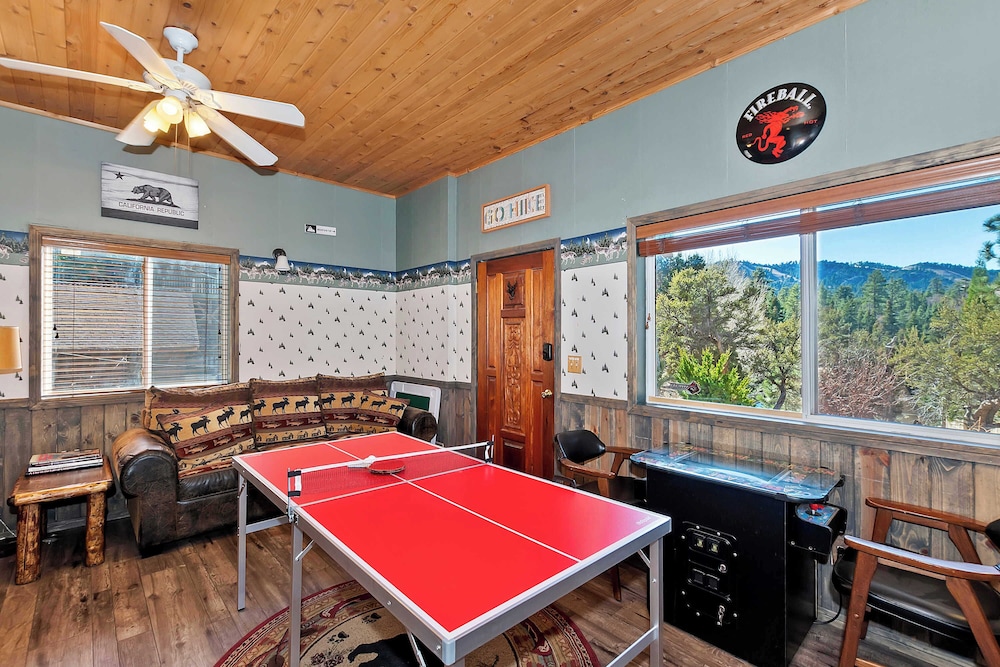 Yosemite Pines Cabin Sleeps 6 — 4-Star Luxury Hotel in Big Bear Lake, United States