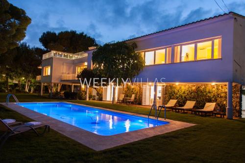 Villa Sitges Tupinetti Beach at 1 min walk Amaizing Garden and View Center Sitges 5 minutes walk NO NEED CAR — 4-Star Luxury Hotel in Sitges, Spain