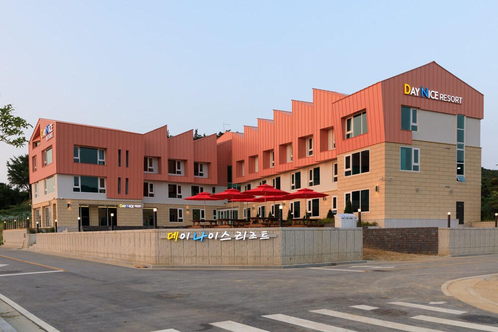 DayNice Resort - carbon neutral hotel in Simwon
