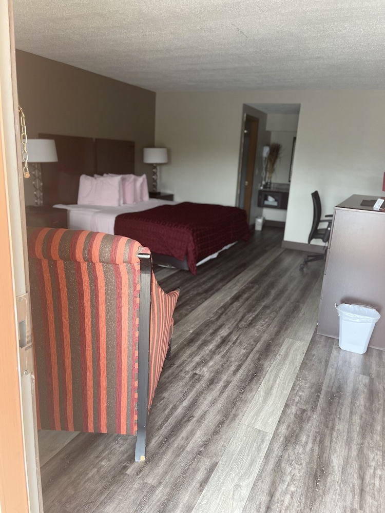 Royal Inn & Suites - photo 9