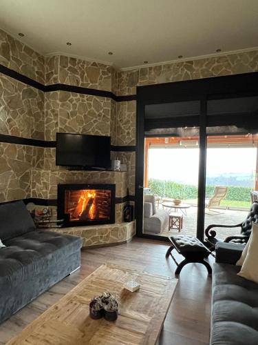 3 Hills Luxury Villa — 4-Star Luxury Hotel in Trilofos, Greece