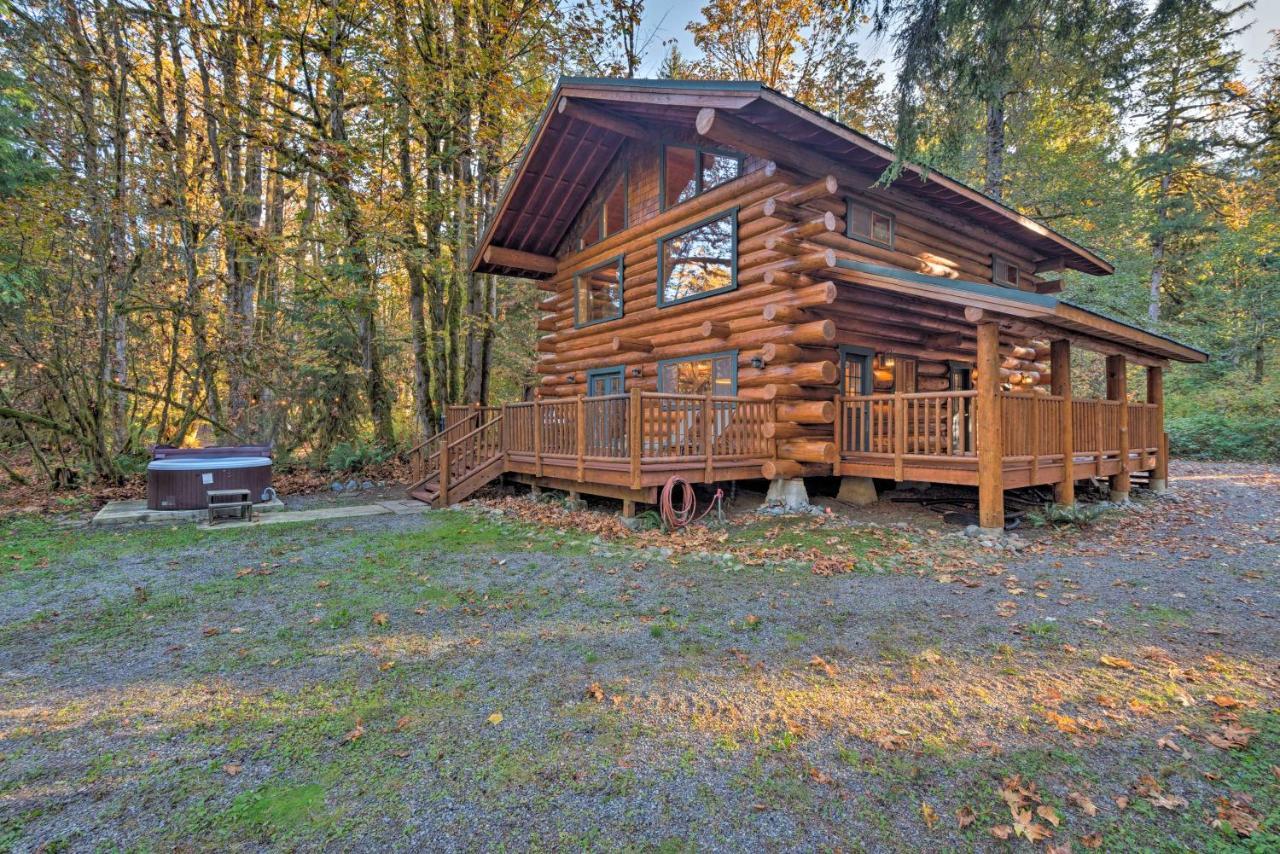 Riverfront Cabin with Hot Tub 2 Mi to Eagle Falls — 4-Star Luxury Hotel in Gold Bar, United States