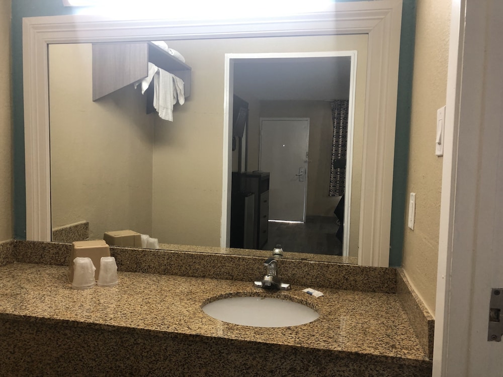 Luxury Inn & Suites - photo 6