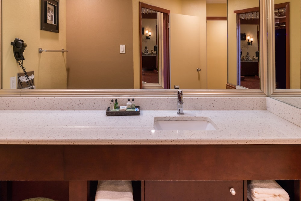Inn of the Dove Romantic Suites with Jetted Tub & Fireplace - photo 48