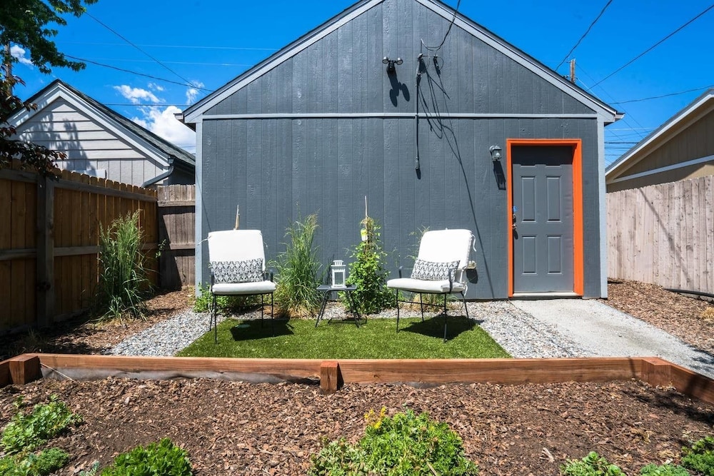 Sunnyside Retro Retreat Private Yard G Line - photo 12